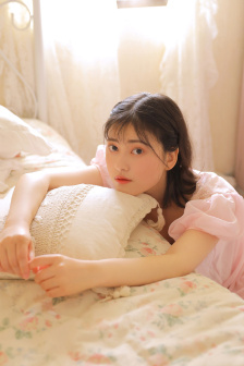 巜商务旅行女老板戴绿色帽的